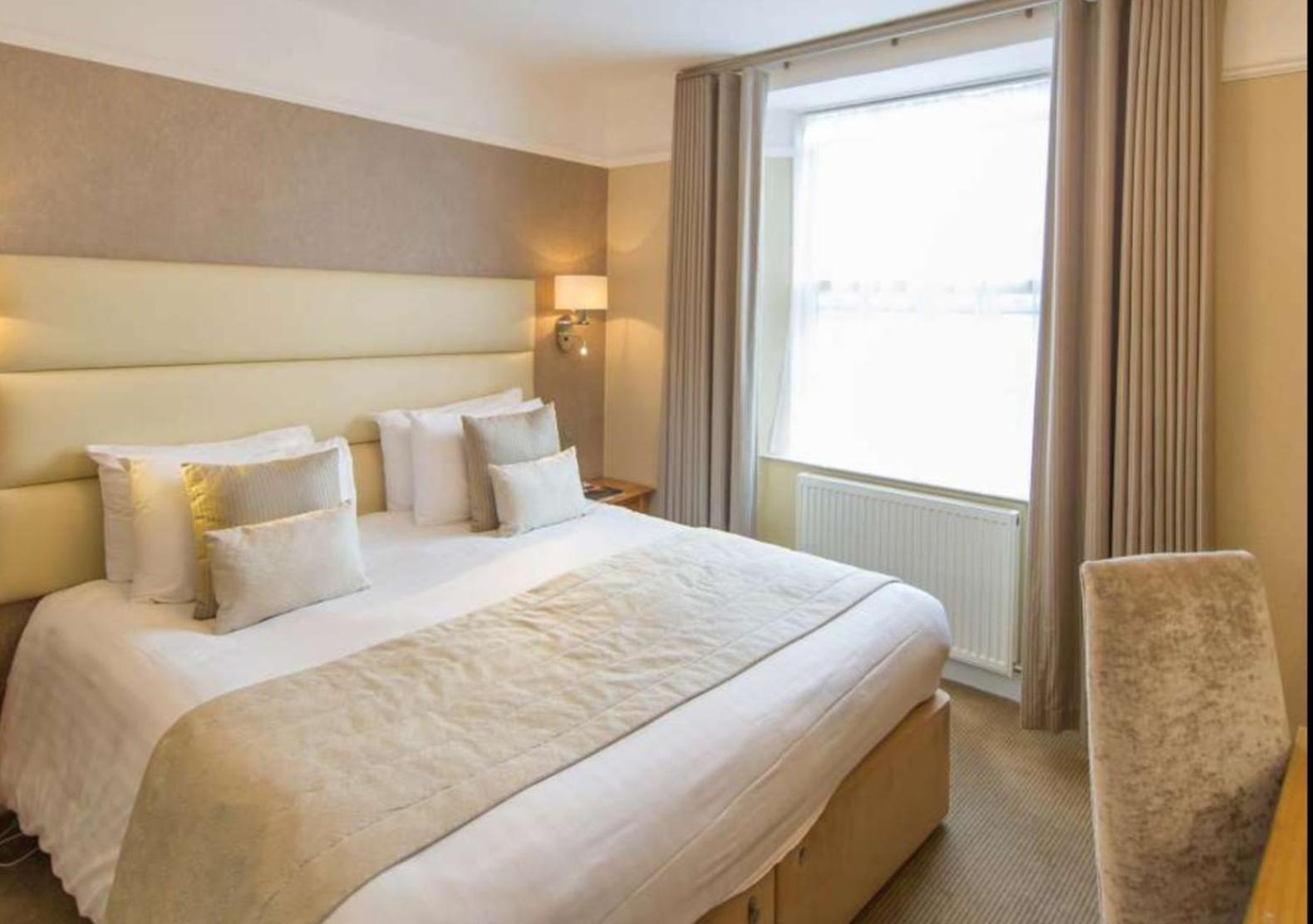 Empress Madani Palace Hotell Surrey Eksteriør bilde