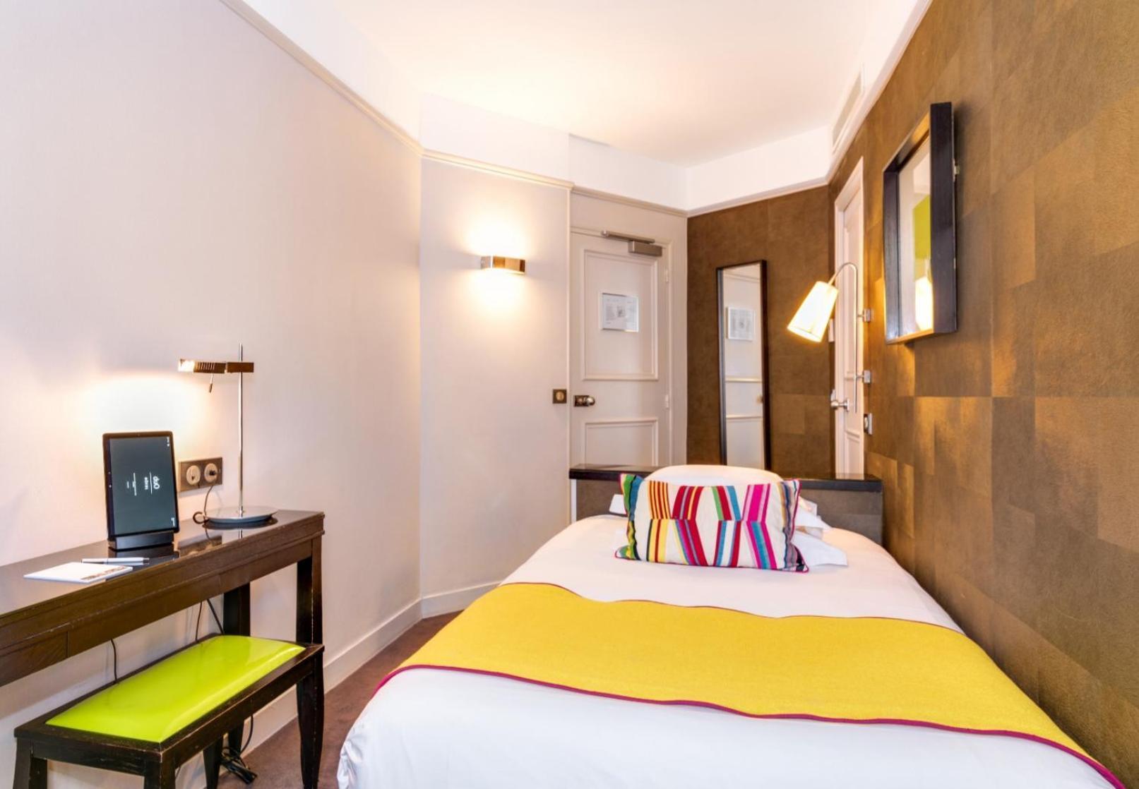 Empress Madani Palace Hotell Surrey Eksteriør bilde