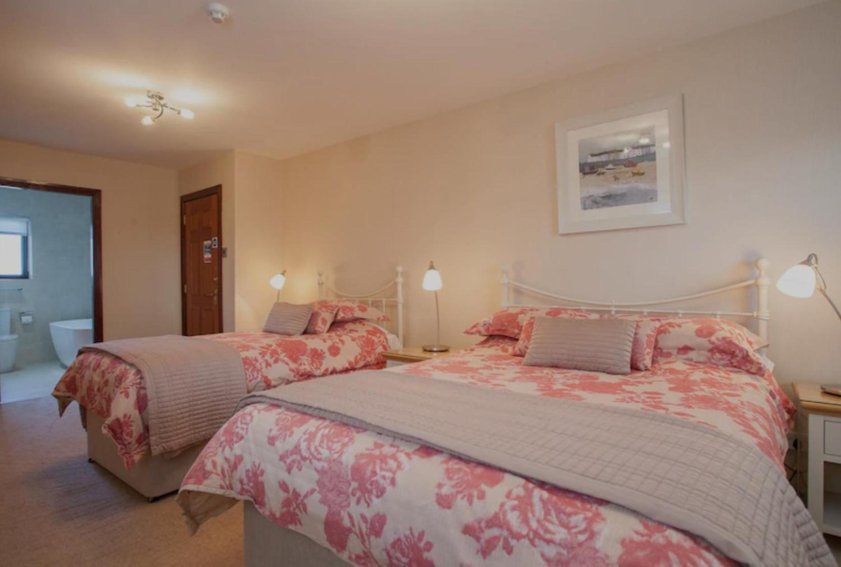 Empress Madani Palace Hotell Surrey Eksteriør bilde