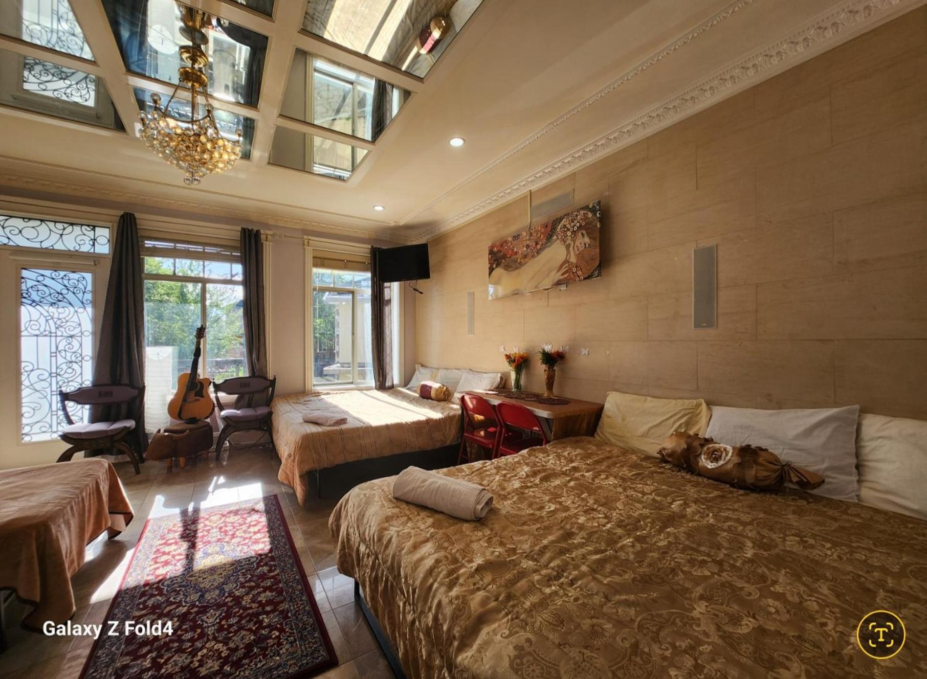 Empress Madani Palace Hotell Surrey Eksteriør bilde